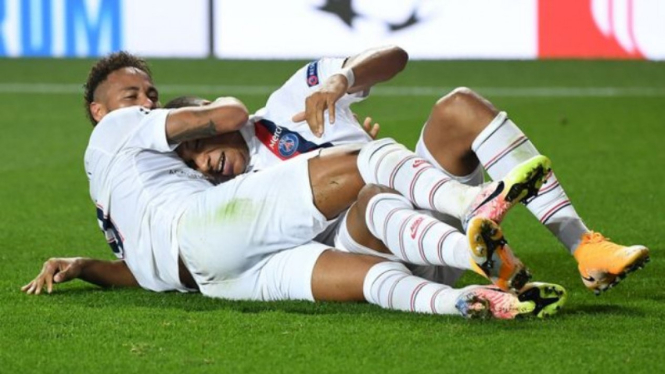 Dua bintang Paris Saint-Germain, Neymar dan Kylian Mbappe, rayakan gol