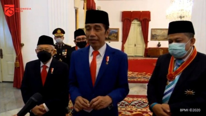Presiden Jokowi usai memberikan penghargaan kepada Fahril Hamzah dan Fadli Zon