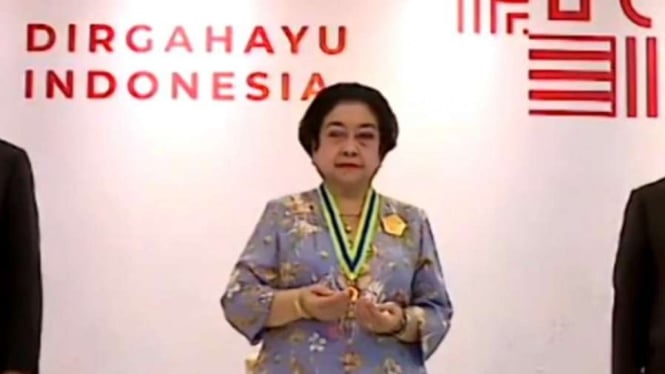 Presiden ke-5 Republik Indonesia, Megawati Soekarnoputri menerima bintang jasa.