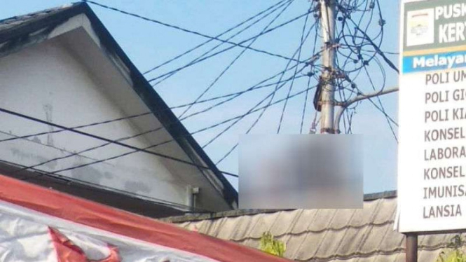Seorang pria ditemukan tewas tergantung di tiang listrik di Palembang, Sumsel.