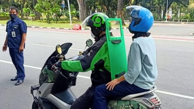 Di masa pandemi ini, pengendara transportasi online mengalami masalah pelik. Meskipun begitu driver tetap bertahan dengan mengandalkan pemasukan dari jasa mengantarkan barang.