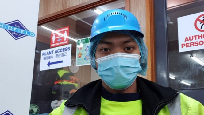 Sejak pandemi COVID-19, Heri yang bekerja di Midfields Meats Warrnambool harus memakai masker setiap saat dan mengikuti protokol kesehatan lainnya yang semakin ketat.