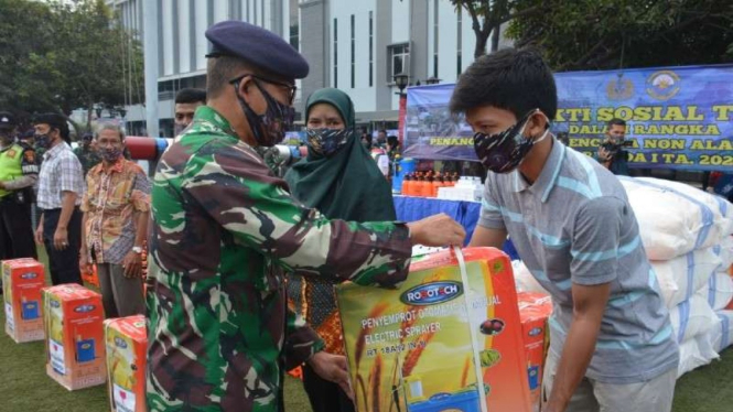 VIVA Militer : Peringati HUT Kemerdekaan RI ke-75 Koarmada I gelar Bakti Sosial