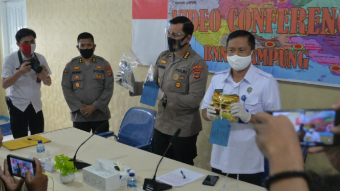 Kepala BNNP Lampung Brigjen Pol I Wayan Sukawinaya (kanan) menunjukkan barbuk
