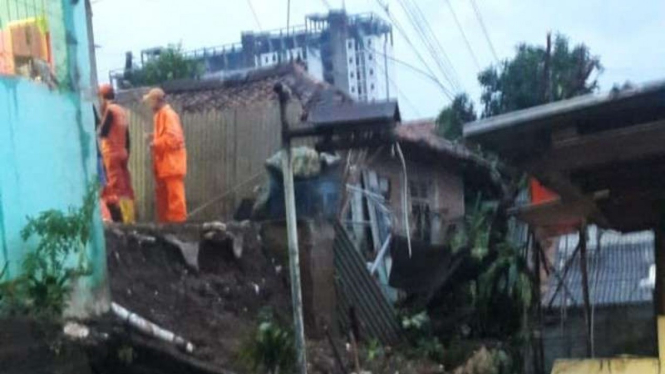 Rumah-rumah di Lenteng Agung longsor akibat hujan deras pada Kamis petang