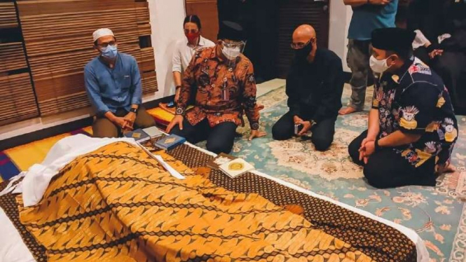 Gubernur Anies Rasyid Baswedan bersama istri takziyah di rumah Kepala Dinas Pariwisata dan Ekonomi Kreatif DKI Jakarta Cucu Ahmad Kurnia di Jakarta, Jumat, 14 Agustus 2020.