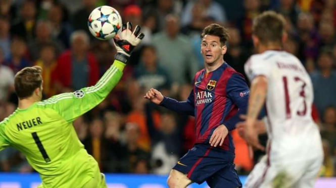Megabintang Barcelona, Lionel Messi membobol gawang Manuel Neuer