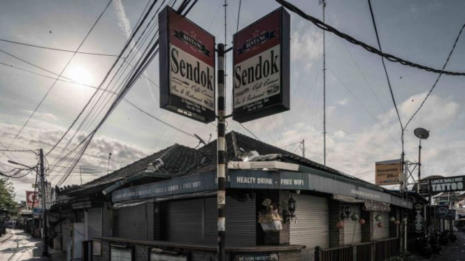 Restoran Sendok di Kuta yang tutup dengan jalan di sekitarnya sepi.