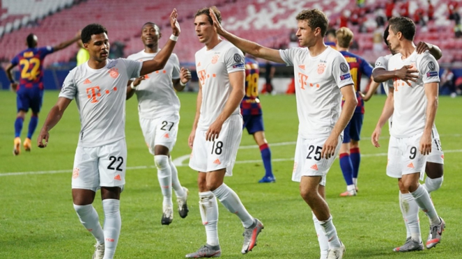 Thomas Mueller dan pemain Bayern rayakan gol ke gawang Barcelona