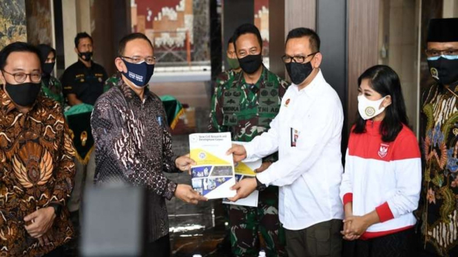 Sestama BIN Komjen Pol Bambang Sunarwibowo menerima hasil uji klinis obat COVID