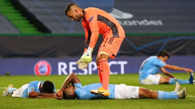 Pemain Manchester City tergeletak usai dikalahkan Lyon