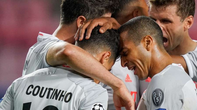 Thiago Alcantara (kanan) merayakan gol Coutinho di laga lawan Barcelona