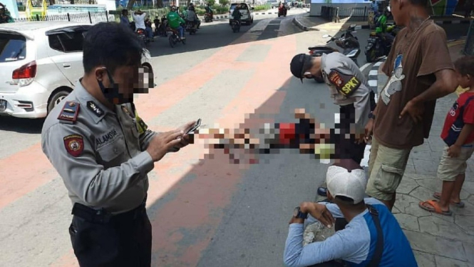 Seorang pria ditemukan terkapar di Jalan Makaliwe Raya, Grogol Petamburan.