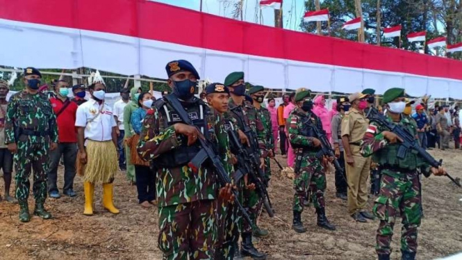 VIVA Militer : TNI AD Kibarkan Merah Putih Raksasa di daerah konflik Papua