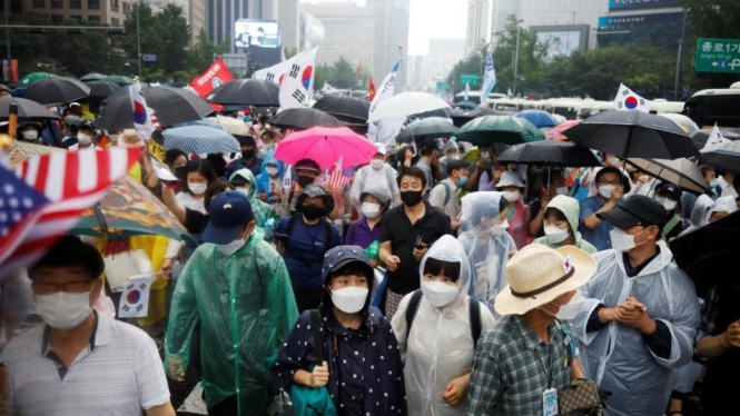 Demonstrasi di Korea Selatan (15/08) tetap berlangsung meski ada kekhawatiran terkait lonjakan kasus Covid-19 di negara itu.-REUTERS/KIM HONG-JI


