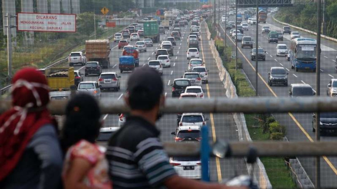 Sejumlah kendaraan memadati ruas jalan Tol Jagorawi, Cibubur, Jakarta Timur, Sabtu (15/8/2020). 