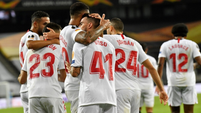 Pemain Sevilla merayakan gol ke gawang Manchester United