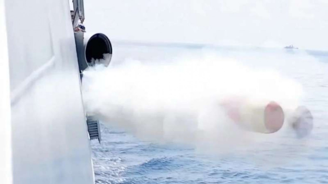 VIVA Militer: Peluru torpedo ditembakkan kapal perang militer China, Huizhou 596