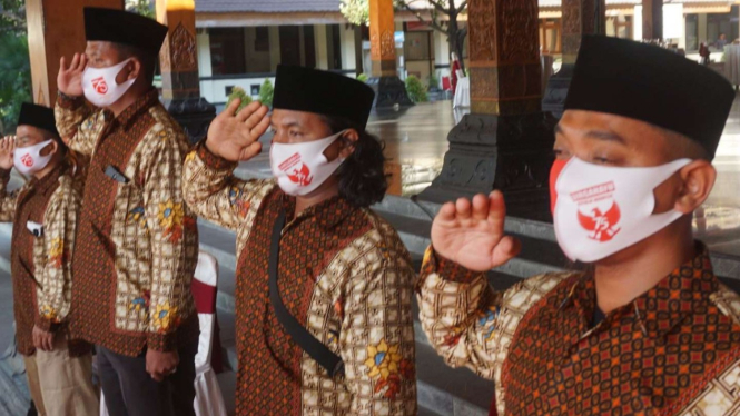 Lima Eks Napi Terorisme Hormat Terhadap Bendera Merah Putih saat HUT RI ke-75.