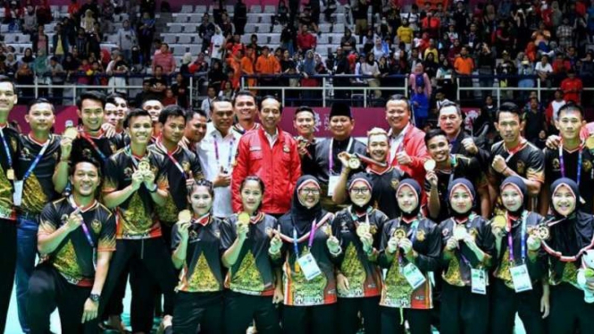 Presiden Jokowi dan Timnas Pencaksilat Indonesia di Asian Games 2018