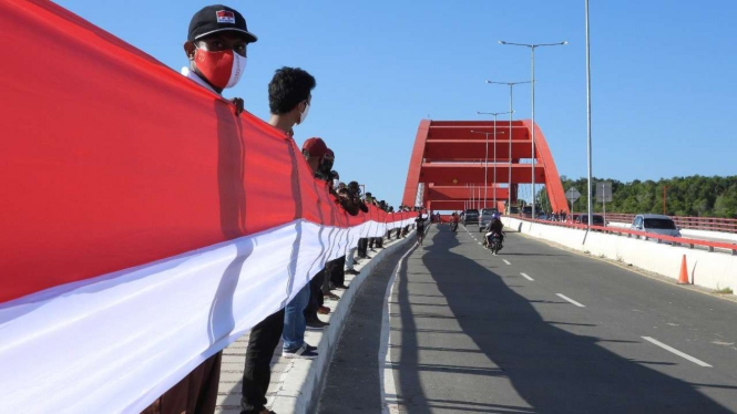 Bendera Merah Putih sepanjang 1,5 Km di Jembatan Youtefa, Papua.