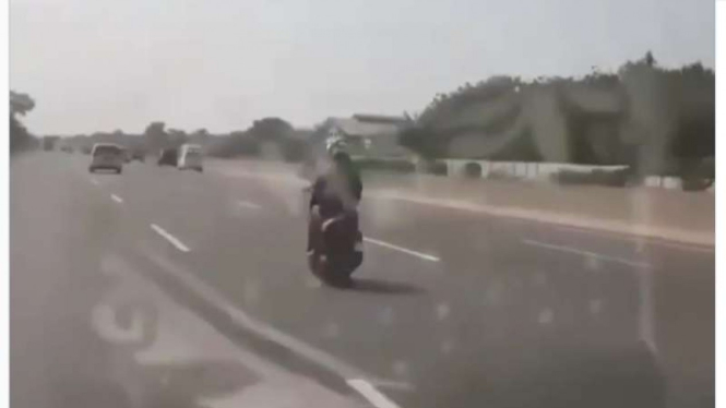 Tangkapan layar video pengendara sepeda motor masuk ke ruas Tol Tangerang-Merak.