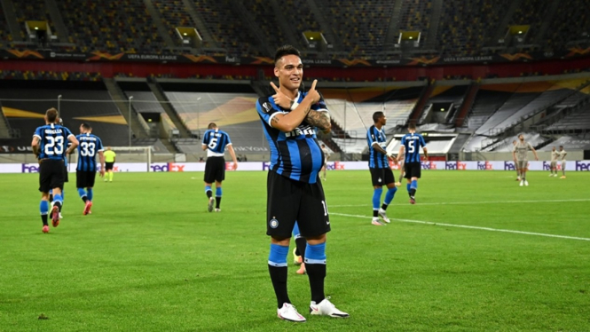 Penyerang Inter Milan, Lautaro Martinez mencetak gol ke gawang Shakhtar Donetsk