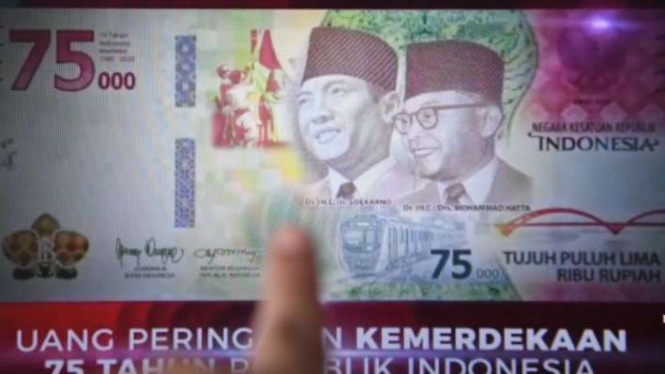 Warga memotret layar yang menampilkan uang lembar pecahan Rp75.000 yang diterbitkan pada HUT RI ke-75 pada 17 Agustus 2020.