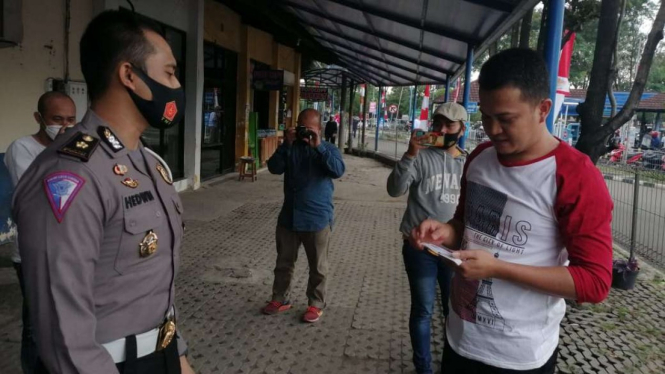 Pemberian Masker Gratis di Satpas SIM Daan Mogot Jakarta Barat