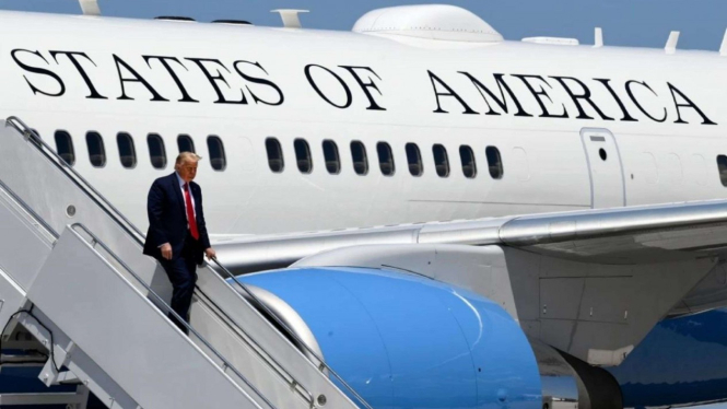 VIVA Militer: Pesawat Jet Amerika Angkut Presiden Donald Trump