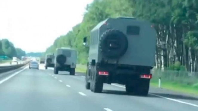 VIVA Militer: Konvoi truk militer Rusia menuju perbatasan Belarus