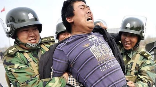 VIVA Militer: Tindakan represif militer China terhadap etnis Muslim Uighur