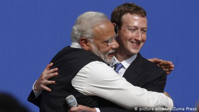 Perdana Menteri India Narendra Modi bersama CEO Facebook Mark Zuckerberg.