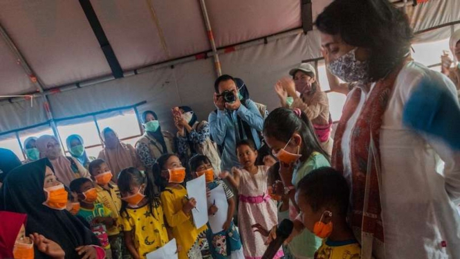 Menteri Pemberdayaan Perempuan dan Perlindungan Anak I Gusti Ayu Bintang Darmawati Puspayoga (kedua kanan) berbincang dengan anak-anak pengungsi korban bencana longsor di Kampung Cigobang, Lebak, Banten, Kamis (9/7/2020).