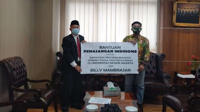 Staf Khusus Presiden, Billy Mambrasar Memberi Bantuan untuk Mahasiswa Asal Papua