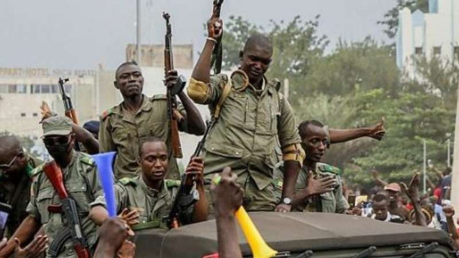 Para serdadu dielu-elukan di Bamako, Mali setelah kejatuhan Presiden