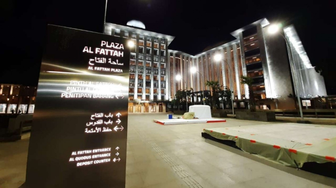 Cahaya Masjid Istiqlal usai renovasi besar.