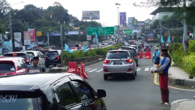 Antrean panjang kendaraan hingga tiga kilometer di tol menuju jalur Puncak Bogor