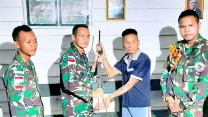VIVA Militer : Penyerahan Senjata oleh warga Desa Long Apari  kepada TNI AD