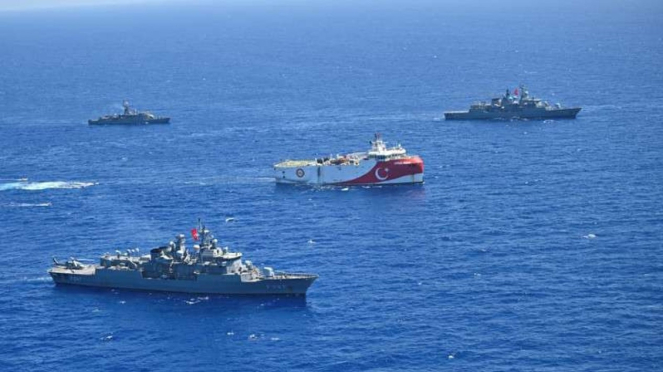VIVA Militer: Kapal perang Turki mengawal ketat kapal seismik Oruc Reis.