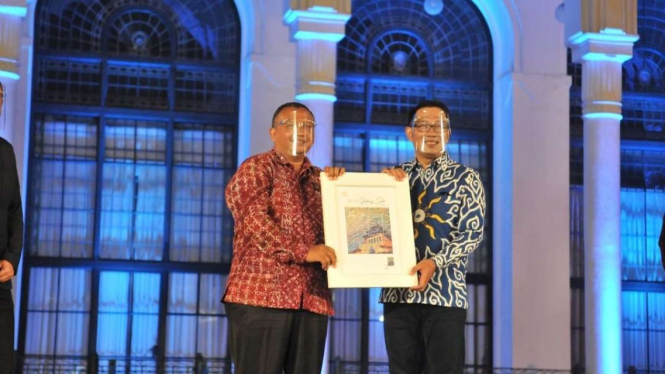 Direktur SDM PT Pos Indonesia (Persero) Barkah Hadimoeljono bersama Gubernur Jawa Barat Ridwan Kamil.