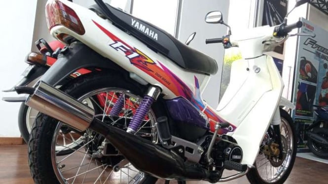 Motor bebek 2-tak F1Z dipajang di diler resmi Yamaha di Bali