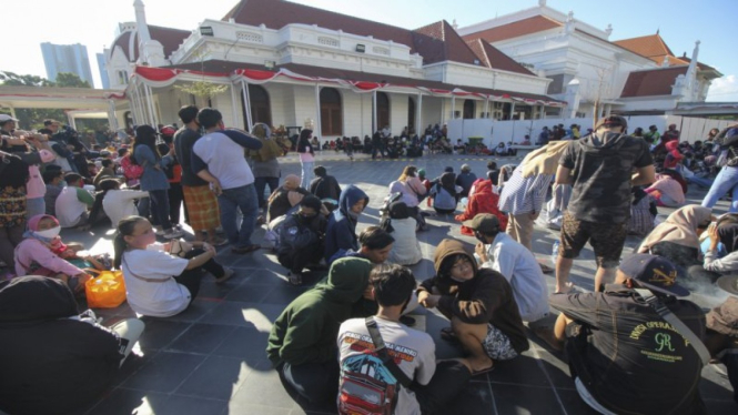 Warga berkerumun di pementasan kesenian di plaza atas Alun-Alun Surabaya