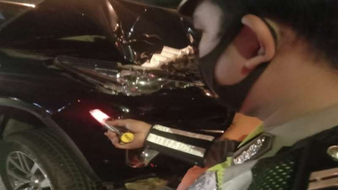 Mobil Fortuner kecelakaan di Tomang