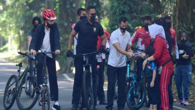 Presiden Jokowi bersepeda di sekitar Istana Bogor