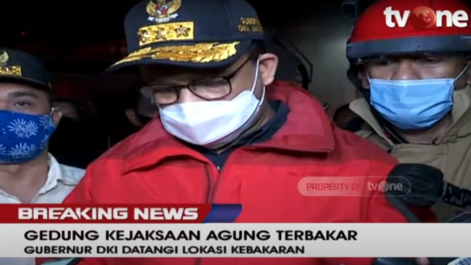 Anies saat mengunjungi lokasi kebakaran di Gedung Kejaksaan Agung