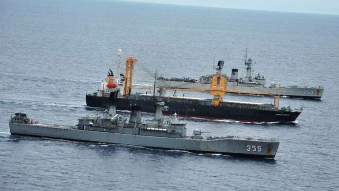 VIVA Militer: MV Sinar Kudus dikawal KRI Yos Sudarso dan KRI Halim Perdanakusuma