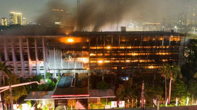 Foto udara gedung utama Kejaksaan Agung yang terbakar di Jakarta