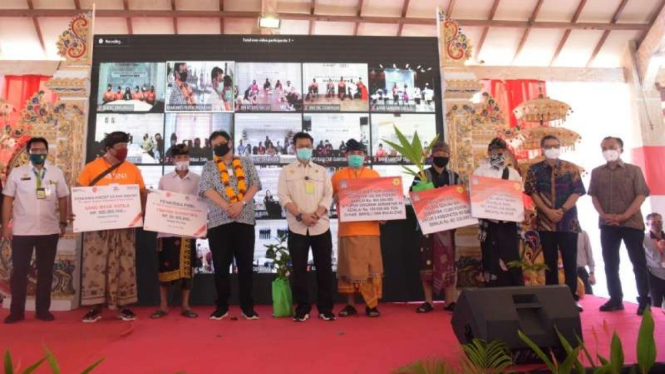 Penyerahan Bantuan modal UMKM lokal di Bali.