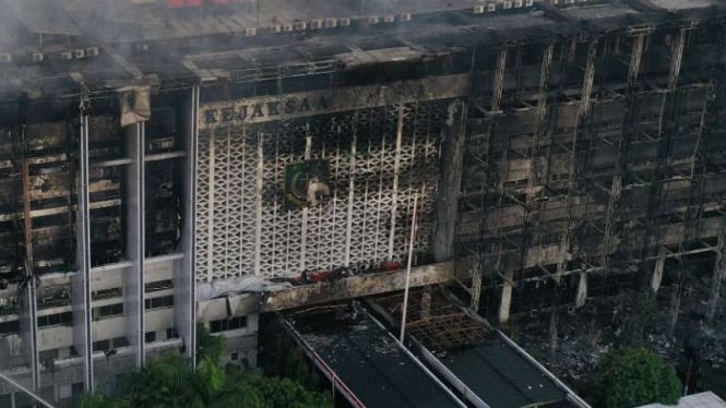 Foto udara Gedung Kejaksaan Agung yang terbakar pada Sabtu malam 22 Agustus 2020.
